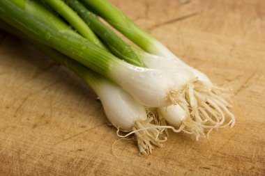 나무도 마 보드에 신선한 녹색 양파의 번들