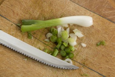 soğan ve bıçakla kesme tahtası