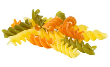 Beyaz arka plan üzerinde izole çiğ renkli makarna