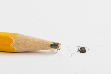 Sarı kalem ucu kırık ile boş bir sayfa üzerinde. kalem ucu üzerinde odaklanmak. 