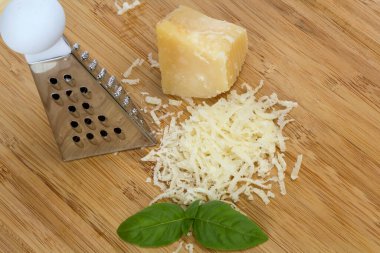 ahşap zemin üzerine rendelenmiş kahvaltilari peynir