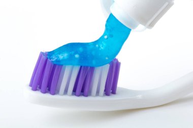 Mor ve diş macunlu beyaz diş fırçası