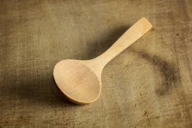 ahşap arka plan üzerinde tahta kaşık. seçici odak