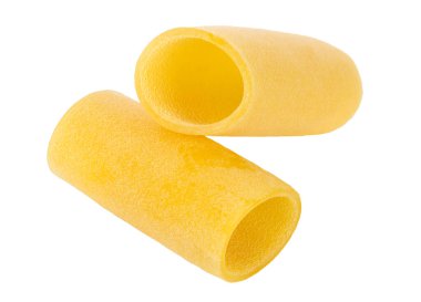 Beyaz arkaplanda izole edilmiş Paccheri makarnası