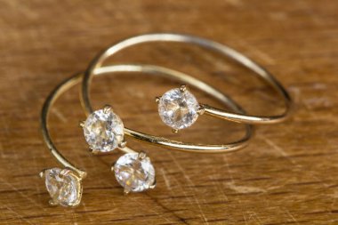 Ahşap kaplamalı elmas yüzük.