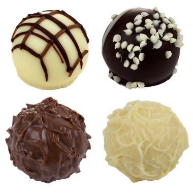 Beyaz arka plan üzerinde izole çikolata şekerleme koleksiyonu