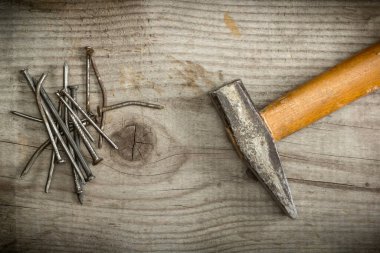eski paslı çivi ve ahşap zemin üzerinde çekiç 