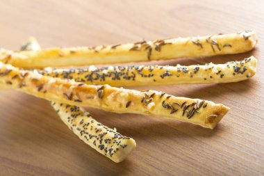 Ahşap arka plan üzerinde tuzlu bisküvi kraker yakın çekim