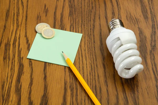 ampul ve post-it ve iki Avrupa kalem madeni para ile