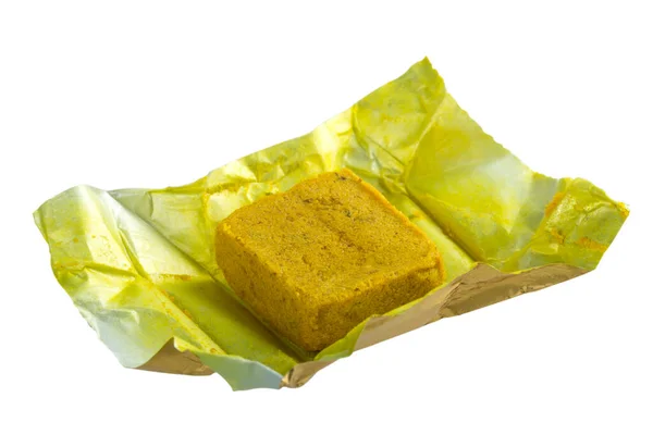 Beyaz arkaplan üzerinde izole edilmiş tavuk aromalı bouillon küpünü kırpma yolu ile yoğunlaştırır