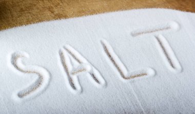 Word tuz Ahşap mutfak masasında