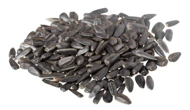 Beyaz arka plan üzerinde izole siyah ayçiçeği tohumu yakın çekim 