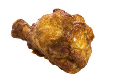 Beyaz arka plan üzerinde izole altın kahverengi kızarmış tavuk sopaları