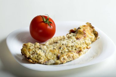 Beyaz tabakta domates soslu ve peynirli Cannelloni.