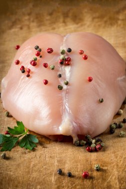 Tahta üzerinde çiğ tavuk göğsü.