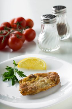 Kızarmış domuz beyin limon ve maydanoz plaka üzerinde