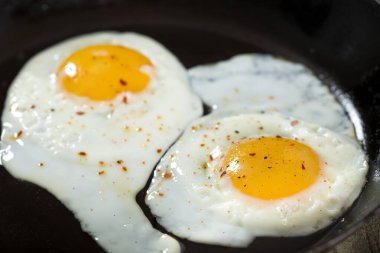 Siyah tavada iki omlet