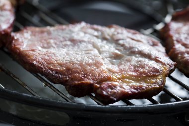 Izgaradaki bifteği kapat - seçici odaklanma