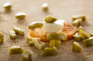 Peynir ve zeytin ile bir meze, yakın çekim