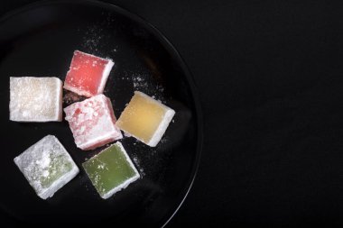 Türk lokumu adet siyah arka plan üzerinde koyu plaka üzerinde