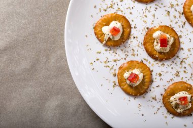 Kraker krem peynir ve kırmızı biber ile