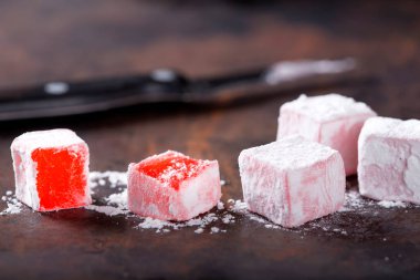 Türk lokumu ve arka planda bir bıçak Gül aromalı