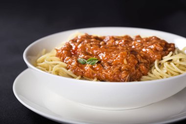 Siyah arka plan üzerinde ton balığı soslu spagetti