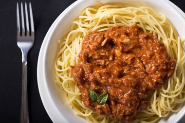 Siyah arka plan üzerinde ton balığı soslu spagetti