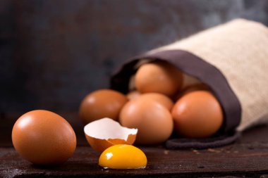 Ahşap arka plan üzerinde yumurta