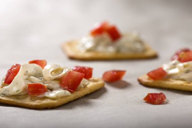 Kraker krem peynir ve kırmızı biber ile