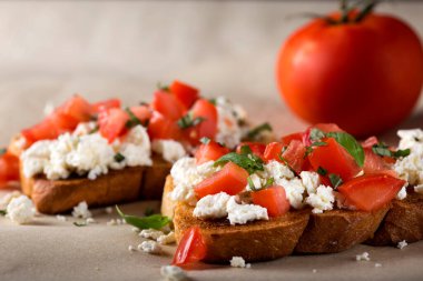 Közlenmiş domates, peynir ve otlar ile İtalyan meze Bruschetta