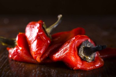 Taze kavrulmuş kırmızı biber ahşap masa üzerinde