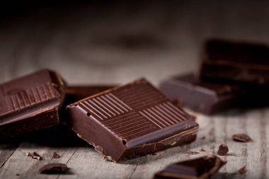 rustik ahşap zemin üzerine çikolata tatlılar