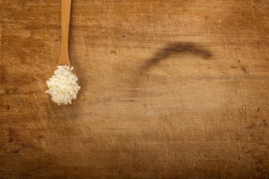Tahta kaşıkla rustik arka plan kopya alanı ile pirinç fasulye