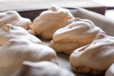 Beyaz meringues yığın fırın tepsisindeki pişmiş