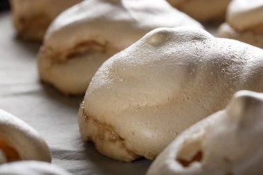 Beyaz meringues yığın fırın tepsisindeki pişmiş