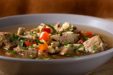 Taze et ve sebze gri plaka ile yapılan çorba