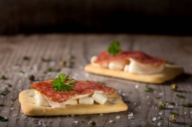 Kare salam ve peynir krema ile kırık aperatifler lezzetli çeşitler