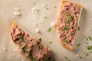 Sandviç et pate. Yeşil maydanoz ile süslenmiş