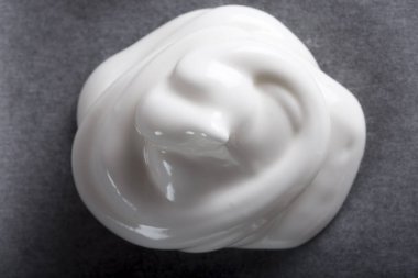 Fırın tepsisindeki kagit üzerinde beyaz beze