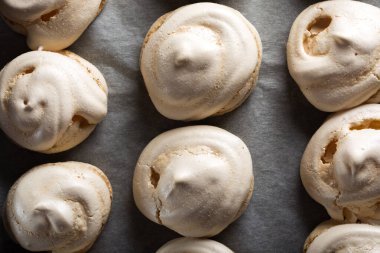 Beyaz meringues yığın fırın tepsisindeki pişmiş