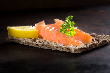 Maydanoz ve limon ile Kepekli kraker somon füme