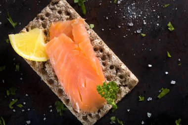 Kepekli kraker maydanoz, limon ve tuz ile somon füme