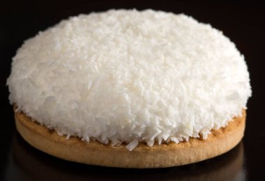 Bir beyaz hatmi bisküvi yansıması ile yakın çekim