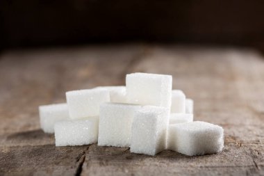 Eski ahşap masa üzerinde kesme beyaz şeker