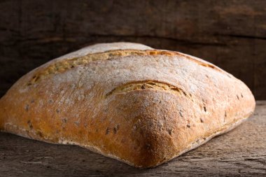 Ev yapımı taze pişmiş ekmek somun rustik ahşap arka plan üzerinde