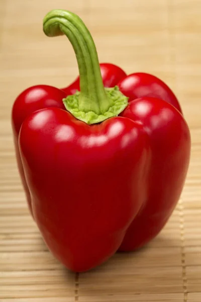 Taze organik kırmızı dolmalık biber aldı