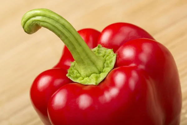 Taze çekilmiş organik kırmızı dolmalık biber yakın çekim