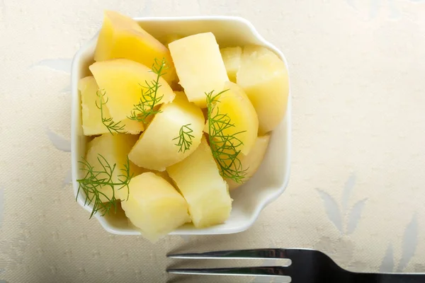 Dereotu ve çatal ile taze haşlanmış patates