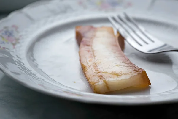 Bir parça ızgara pastırma ve çatal.